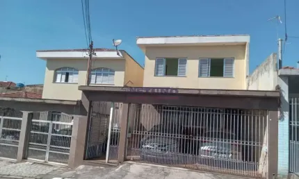 Sobrado espaçoso na Vila Medeiros com 03 dorms, sala espaçosa, 02 wcs, 03 vagas+ 02 casas nos fundos