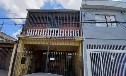 Casa térrea na vila sabrina com 04 dorms, sala de estar, cozinha, 03 wcs, 02 vagas, em ótimo local.
