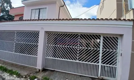 Sobrado na Vila Medeiros com 02 dorms, sala de estar, cozinha, 02 wcs, 03 vagas,  ótima localização.