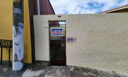 Casa Independente de 1 quarto, sala, cozinha, banheiro, área de serviço e quintal espaçoso