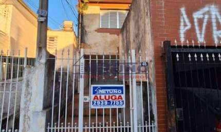 Casa com 1 quarto, sala, cozinha, banheiro e área de serviço. Opção de vaga coberta por R$ 200,00