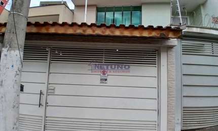 Sobrado seminovo na Vila Nivi com 03 dorms, 01 suite, sala, cozinha, wc, corredor lateral, 02 vagas.
