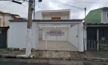 Sobrado com design inteligente e ambientes integrados