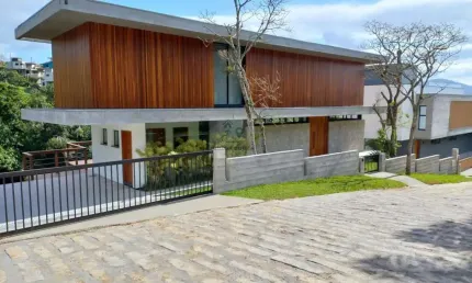 Casa para Venda em Garopaba, Centro, 3 dormitórios, 3 suítes, 4 banheiros, 2 vagas