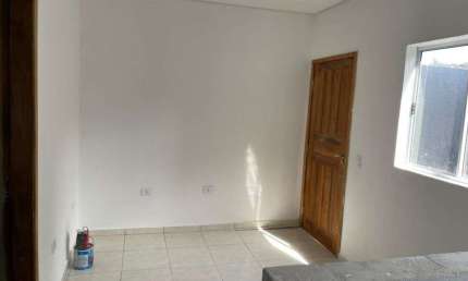 Casa de Condomínio com 01 dormitório no Parque Casa de Pedra.