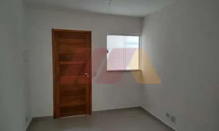 Apartamento de 2 dormitórios, sala ,cozinha, banheiro e lavanderia com armários.
