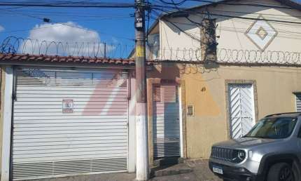 Casa sobrado de 3 dormitórios, suíte, 2 banheiros, sala, cozinha e lavanderia com churrasqueira.