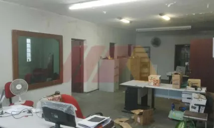 Prédio comercial, disponível para locação. Com 2 vagas de garagem. Localizado no Imirim.