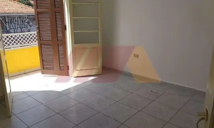 Casa para locação de 3 dormitórios, cozinha e quintal, próxima ao metro parada inglesa