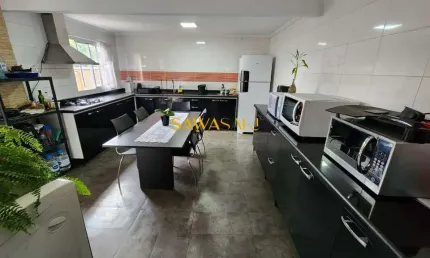 Sobrado padrão no alto boqueirão com ático e sacada ampla