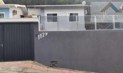 Casa de alvenaria à venda em Forquilhas, São José: 107m², 3 quartos, 1 suíte, 3 banheiros. R$630.000.