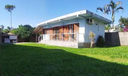 Descubra o seu novo lar em Ratones, Florianópolis! Esta encantadora casa de 70 m² de área útil é a combinação perfeita de conforto e praticidade. Com 2 dormitórios bem iluminados, você terá espaço suf