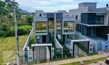 Casa duplex à venda em São João do Rio Vermelho, Florianópolis: 115m², 3 quartos, suíte, por R$830.000.