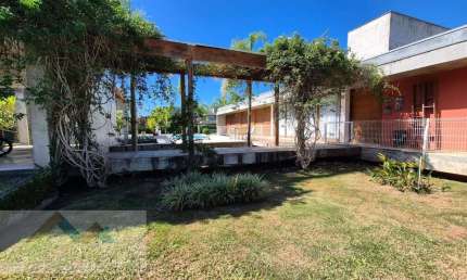 Casa com 3 dormitórios, 1 suíte, 337m² em São João Rio Vermelho, Florianópolis. Aluguel por R$11.200.