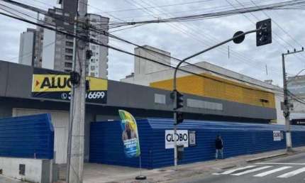 Galpão para locação no Estreito, Florianópolis: 3.009m² de área útil. Ideal para depósito ou armazém.