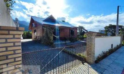 Casa de condomínio à venda em Praia de Fora, Palhoça: 60m², 2 quartos, 1 suíte, 2 banheiros. Confira!