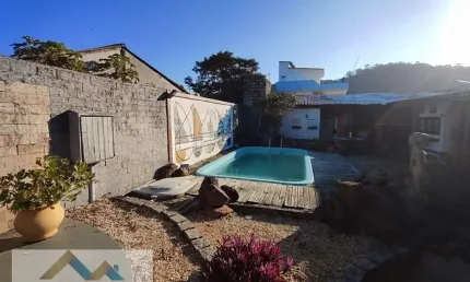 Casa à venda em Ingleses, Florianópolis: 3 dormitórios, 2 suítes, 4 banheiros por R$750.000. Confira!