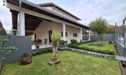 Sobrado à venda em Ponta das Canas, Florianópolis: 250m², 3 dormitórios, 2 suítes, por R$1.800.000.