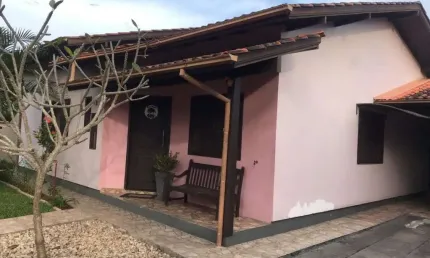 Casa à venda nos ingleses, florianópolis: 150m², 3 dormitórios, 2 suítes, 4 banheiros. r$840.000.