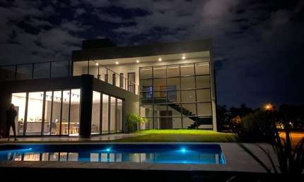 Sobrado à venda nos Ingleses, Florianópolis: 390m², 4 dormitórios, 2 suítes, 5 banheiros. Confira!