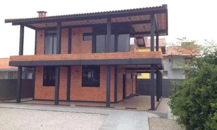 Casa à venda nos Ingleses, Florianópolis: 4 dormitórios, 1 suíte, 114m², 3 banheiros. Confira!