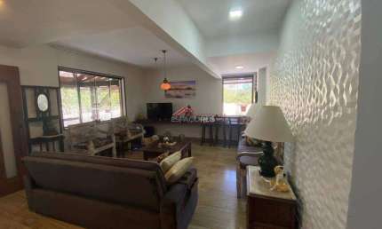 Casa tipo Apartamento de 03 Quartos + (Anexo com 02 quartos) toda reformada em porcelanato colada à Rua das Pedras
