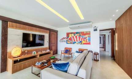 Casa de condomínio frontal ao mar de Manguinhos, com piscina e sauna privativas.