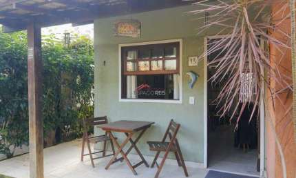 Casa com 02 quartos em condomínio em frente a praia
