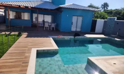 Casa de condomínio à venda com 03 suítes e piscina em Búzios