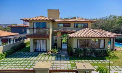 Linda casa recém construída em terreno de 1000M², com 05 suítes, piscina e área gourmet, no Centro da Cidade, a 950m da rua das Pedras