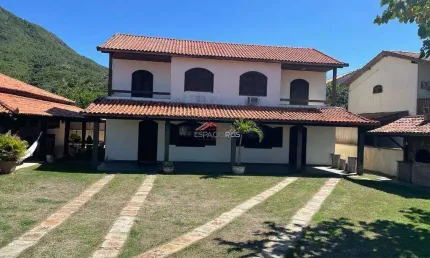 Casa mobiliada com 06 quartos a 50 metros da praia de Tucuns