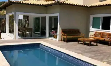 Casa moderna e independente, dentro de condomínio, com 05 quartos sendo 04 suítes, no Centro de Búzios ,