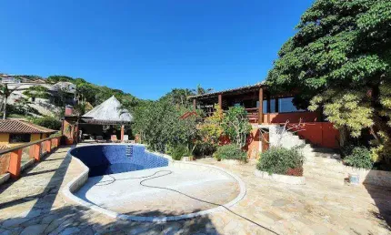 Linda casa com vista Ferradura, 2.900m2 de terreno com 7 quartos.
