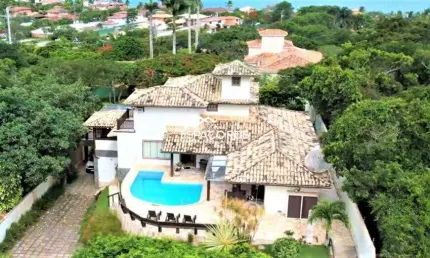 Casa a venda na Ferradura com 06 suítes e área gourmet, sauna e piscina.