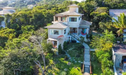 Casa à venda na Ferradura com 05 suítes, à 200m da praia