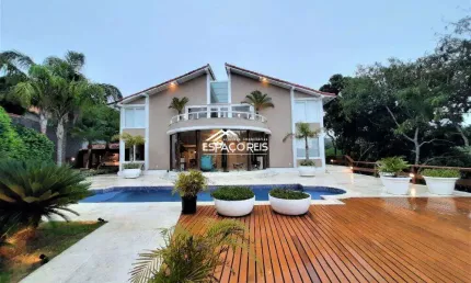 Mansão de 600m de área construída, na Ferradura com vista mar, 06 quartos, piscina e a 30M da areia da praia.