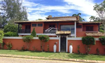 LINDO IMÓVEL ENTRE A PRAIA DO FORNO E PRAIA BRAVA, COM 5 SUÍTES E EXCELENTE ÁREA DE LAZER EM TERRENO DE 2.000M².