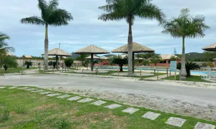 Terreno com 502 m² com testada de 25 m² Condomínio em Manguinhos