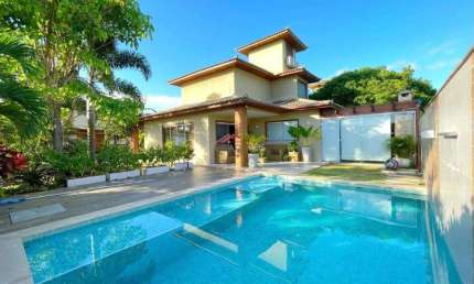 Linda casa em Condomínio de alto padrão a 150 metros da Praia.
