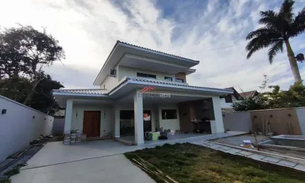 Casa à venda com 03 suítes e piscina em condomínio em búzios
