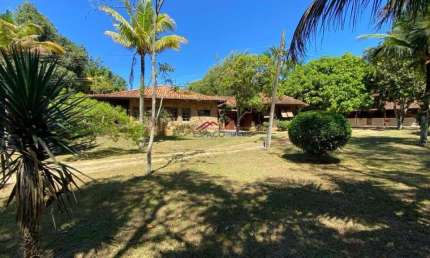 Linda propriedade em meio a natureza e próxima à praia com 5 quartos e extensa área verde