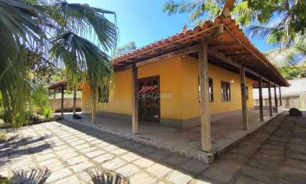 Casa à venda com amplo quintal em José Gonçalves Búzios