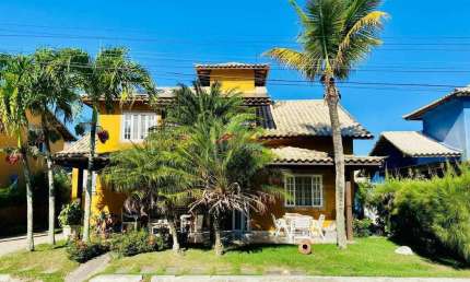 Casa com 3 suítes dentro de condomínio em Manguinhos.