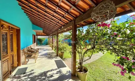 Propriedade Independente Próxima à Praia da Marina – Casa Espetacular com Área Verde e Placas Solares
