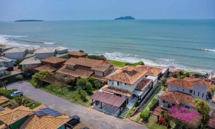 Casa a venda frontal mar, 05 suítes, em condômino na praia de Manguinhos.
