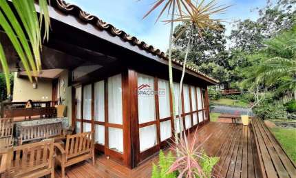 ALUGUEL ANUAL: Casa de condomínio na Ferradura, a 150m da praia, com 04 suítes.