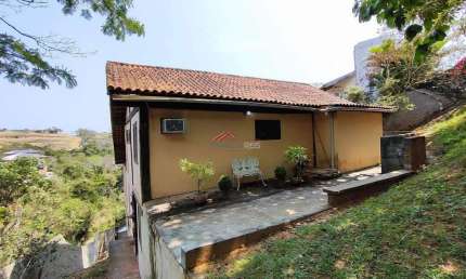 Casa independente à venda com 06 quartos e amplo quintal