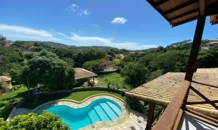 Belíssima Casa para aluguel a 300 m²da praia da Ferradura!