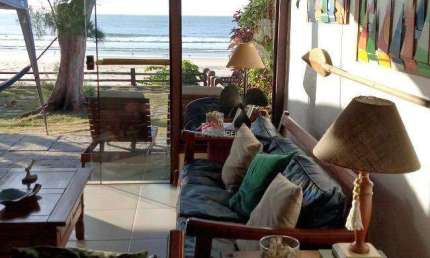 Casa de locação por temporada com 4 suítes em condomínio pé na areia em Geriba Buzios