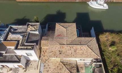 Casa com 06 quartos e piscina na beira do canal na Marina em Búzios